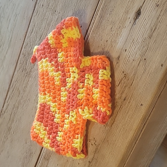 2 Hand crocheted orange variegated potholders. - Picture 4 of 5